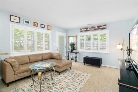 House in Tampa, Florida 3 bedrooms, 116.31 sq.m. № 2400343 - photo 6