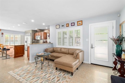 House in Tampa, Florida 3 bedrooms, 116.31 sq.m. № 2400343 - photo 4