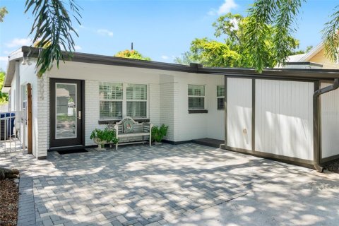 House in Tampa, Florida 3 bedrooms, 116.31 sq.m. № 2400343