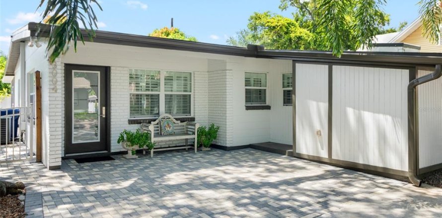 House in Tampa, Florida 3 bedrooms, 116.31 sq.m. № 2400343