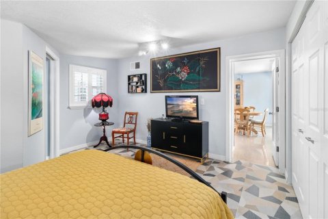House in Tampa, Florida 3 bedrooms, 116.31 sq.m. № 2400343 - photo 12