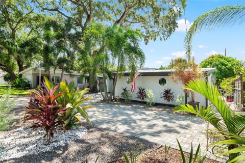 House in Tampa, Florida 3 bedrooms, 116.31 sq.m. № 2400343 - photo 3