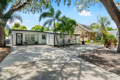 House in Tampa, Florida 3 bedrooms, 116.31 sq.m. № 2400343 - photo 2
