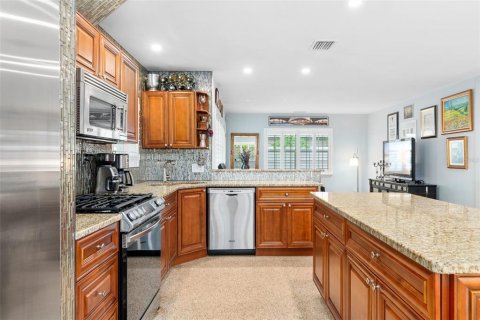 House in Tampa, Florida 3 bedrooms, 116.31 sq.m. № 2400343 - photo 9