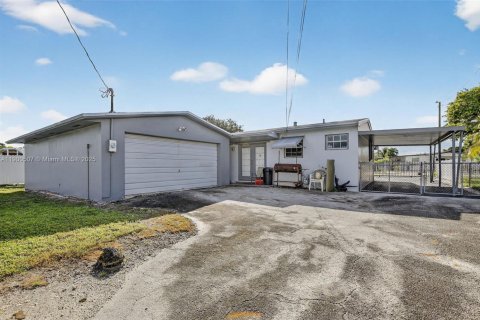 Villa ou maison à vendre à Miami Gardens, Floride: 4 chambres, 111.48 m2 № 1955973 - photo 2