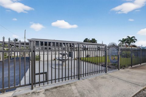 Villa ou maison à vendre à Miami Gardens, Floride: 4 chambres, 111.48 m2 № 1955973 - photo 27