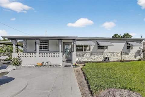 Villa ou maison à vendre à Miami Gardens, Floride: 4 chambres, 111.48 m2 № 1955973 - photo 1