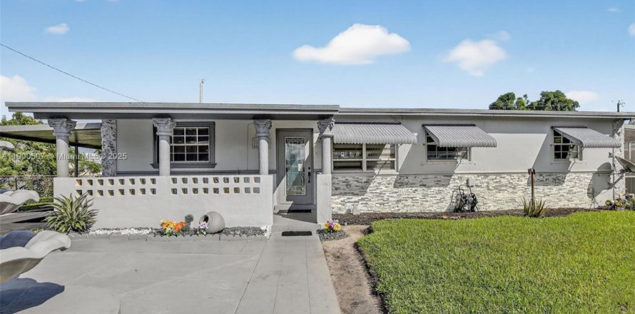 Villa ou maison à Miami Gardens, Floride 4 chambres, 111.48 m2 № 1955973