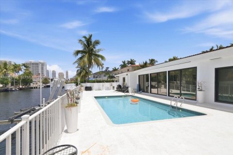 House in North Miami Beach, Florida 4 bedrooms, 312.24 sq.m. № 2173409 - photo 27
