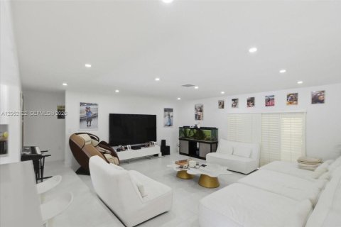 House in North Miami Beach, Florida 4 bedrooms, 312.24 sq.m. № 2173409 - photo 29