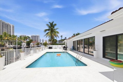 House in North Miami Beach, Florida 4 bedrooms, 312.24 sq.m. № 2173409 - photo 26