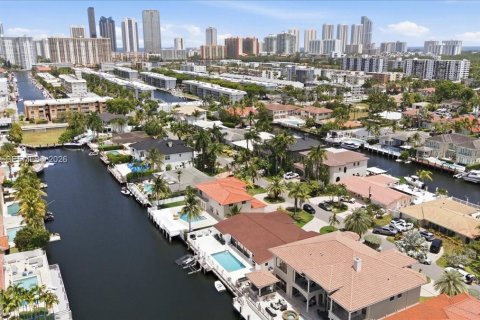 House in North Miami Beach, Florida 4 bedrooms, 312.24 sq.m. № 2173409 - photo 10
