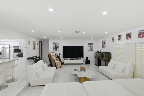 House in North Miami Beach, Florida 4 bedrooms, 312.24 sq.m. № 2173409 - photo 28