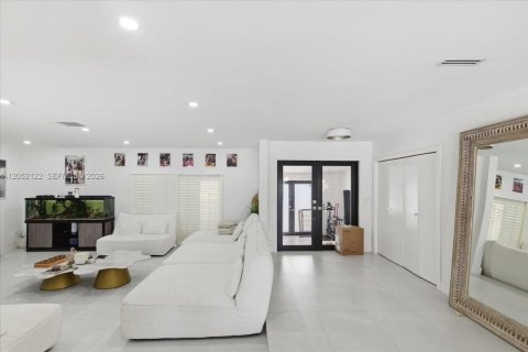 House in North Miami Beach, Florida 4 bedrooms, 312.24 sq.m. № 2173409 - photo 30