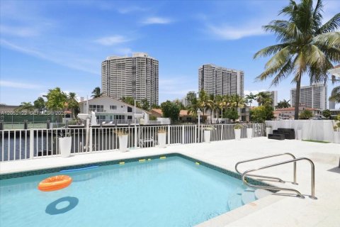 House in North Miami Beach, Florida 4 bedrooms, 312.24 sq.m. № 2173409 - photo 24