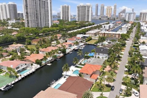 House in North Miami Beach, Florida 4 bedrooms, 312.24 sq.m. № 2173409 - photo 11
