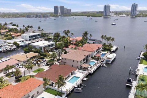 House in North Miami Beach, Florida 4 bedrooms, 312.24 sq.m. № 2173409 - photo 8