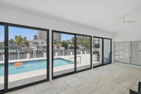 House in North Miami Beach, Florida 4 bedrooms, 312.24 sq.m. № 2173409 - photo 21