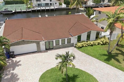 House in North Miami Beach, Florida 4 bedrooms, 312.24 sq.m. № 2173409