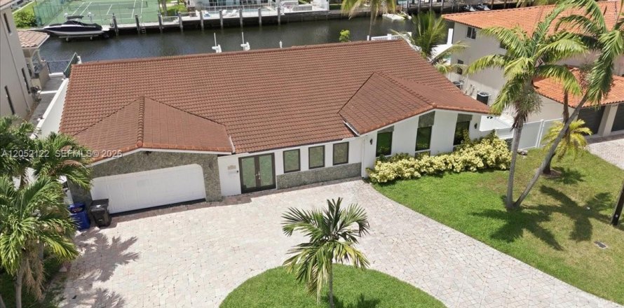 House in North Miami Beach, Florida 4 bedrooms, 312.24 sq.m. № 2173409