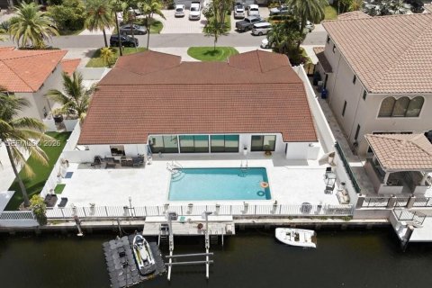House in North Miami Beach, Florida 4 bedrooms, 312.24 sq.m. № 2173409 - photo 6