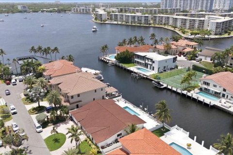 House in North Miami Beach, Florida 4 bedrooms, 312.24 sq.m. № 2173409 - photo 9