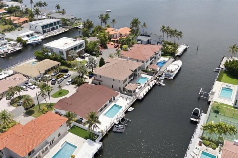 House in North Miami Beach, Florida 4 bedrooms, 312.24 sq.m. № 2173409 - photo 7