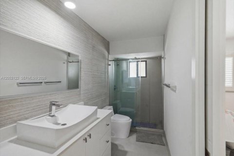 House in North Miami Beach, Florida 4 bedrooms, 312.24 sq.m. № 2173409 - photo 18
