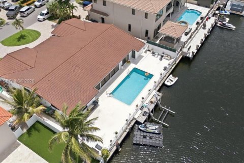 House in North Miami Beach, Florida 4 bedrooms, 312.24 sq.m. № 2173409 - photo 4
