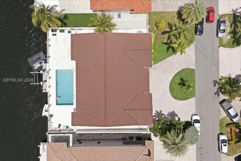 House in North Miami Beach, Florida 4 bedrooms, 312.24 sq.m. № 2173409 - photo 12