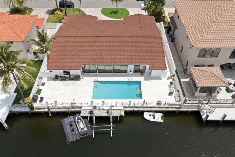 House in North Miami Beach, Florida 4 bedrooms, 312.24 sq.m. № 2173409 - photo 5