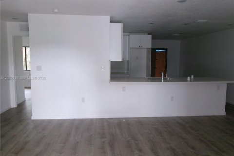 House in Miami, Florida 3 bedrooms № 2428466 - photo 2