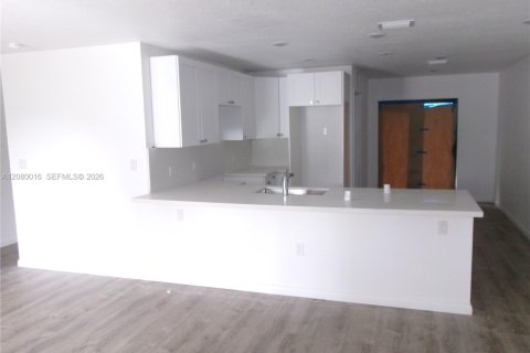 House in Miami, Florida 3 bedrooms № 2428466 - photo 3