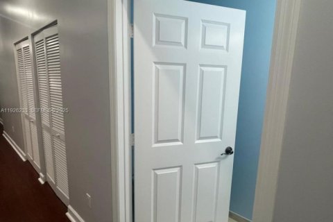 Condo in Miami, Florida, 1 bedroom № 1984539 - photo 16