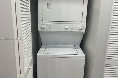 Condo in Miami, Florida, 1 bedroom № 1984539 - photo 21