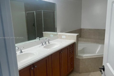 Condo in Miami, Florida, 1 bedroom № 1984539 - photo 29