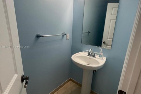 Condo in Miami, Florida, 1 bedroom № 1984539 - photo 12