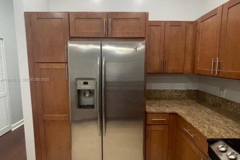 Condo in Miami, Florida, 1 bedroom № 1984539 - photo 3