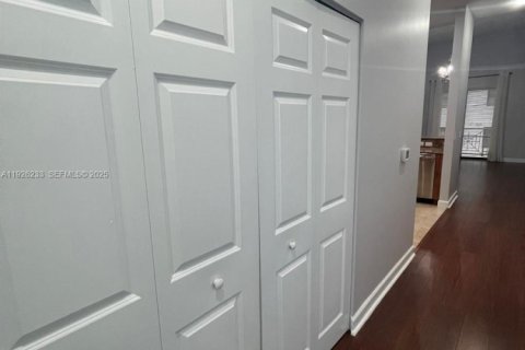 Condo in Miami, Florida, 1 bedroom № 1984539 - photo 8