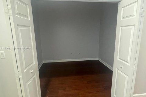 Condo in Miami, Florida, 1 bedroom № 1984539 - photo 10