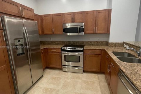 Condo in Miami, Florida, 1 bedroom № 1984539 - photo 2