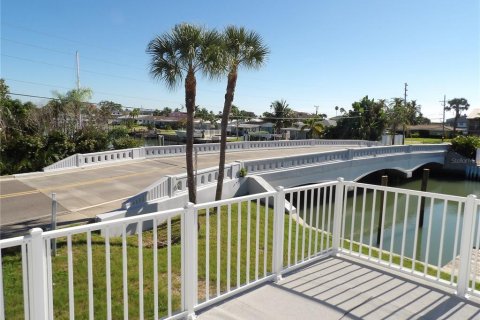 Immobilier commercial à vendre à Madeira Beach, Floride: 7 chambres, 183.95 m2 № 2134887 - photo 24