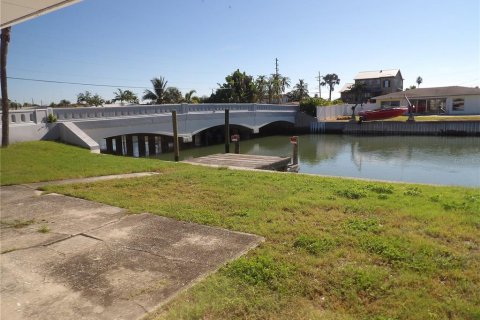 Immobilier commercial à vendre à Madeira Beach, Floride: 7 chambres, 183.95 m2 № 2134887 - photo 11