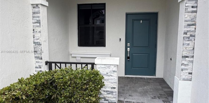 Townhouse in Homestead, Florida 3 bedrooms, 123.65 sq.m. № 2027597