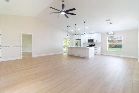 Villa ou maison à vendre à Cape Coral, Floride: 4 chambres, 164.99 m2 № 1704241 - photo 6