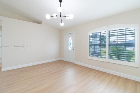 Villa ou maison à vendre à Cape Coral, Floride: 4 chambres, 164.99 m2 № 1704241 - photo 5