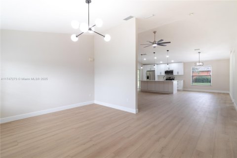 Villa ou maison à vendre à Cape Coral, Floride: 4 chambres, 164.99 m2 № 1704241 - photo 3