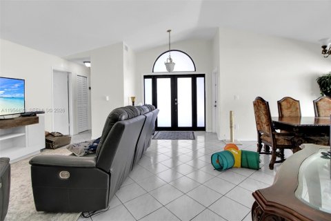 House in Miami Lakes, Florida 3 bedrooms, 138.05 sq.m. № 2009785 - photo 8