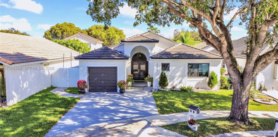 House in Miami Lakes, Florida 3 bedrooms, 138.05 sq.m. № 2009785