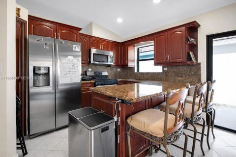 House in Miami Lakes, Florida 3 bedrooms, 138.05 sq.m. № 2009785 - photo 12